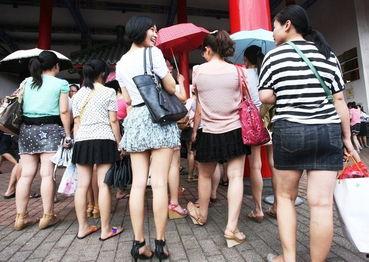 排队的女人,时光流转中的等待与期盼